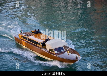 Venedig, Italien. Dezember 2024. Taxiboote in Venedig. Stockfoto