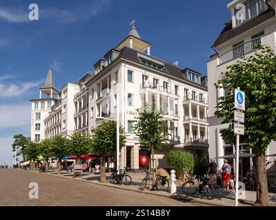 Straßenszene mit weißen Gebäuden im Spa-Stil mit Geschäften und Hotels in der Wilhelmstraße in Sellin auf der Insel Rügen, Mecklenburg-Vorpommern, Stockfoto