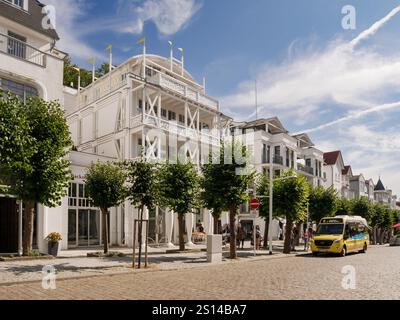 Straßenszene mit weißen Villen im Spa-Stil an der Wilhelmstraße in Sellin auf der Insel Rügen, Mecklenburg-Vorpommern, Deutschland Stockfoto