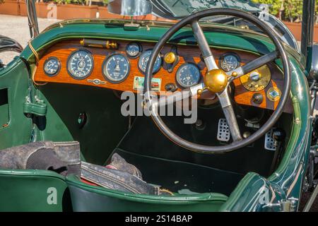 Lissabon, Portugal - 29. September 2024: Innenausstattung des ursprünglichen Bentley 4-Sitzer Sports Taylor aus dem Jahr 1924. Luxuriöse Ausführung von Armaturenbrett und Lenkrad, Leder und Holz, Chromschalter und Bedienelemente für 2-türige Roadster, Rennwagen oder Tourenwagen aus den 1920er Jahren Stockfoto