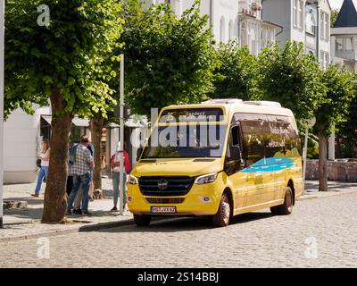 Minibus mit Passagieren an der Bushaltestelle in der Wilhelmstraße im Zentrum von Sellin, Insel Rügen, Deutschland Stockfoto