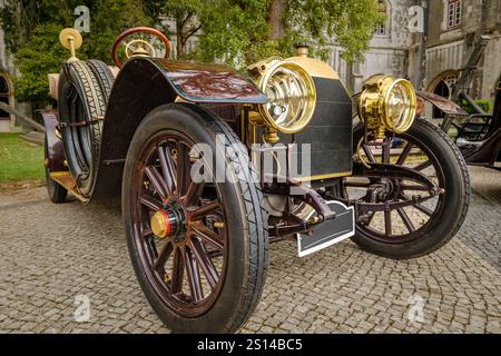 Lissabon, Portugal - 15. Oktober 2023: Originalauto Mercedes Simplex, Modelljahr 1904, in der Nähe eines historischen Gebäudes geparkt. Luxus- und Sportwagen der Daimler Motoren Gesellschaft, Deutschland. Stockfoto