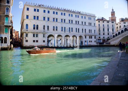 Venedig, Italien. Dezember 2024. Taxiboote in Venedig. Stockfoto