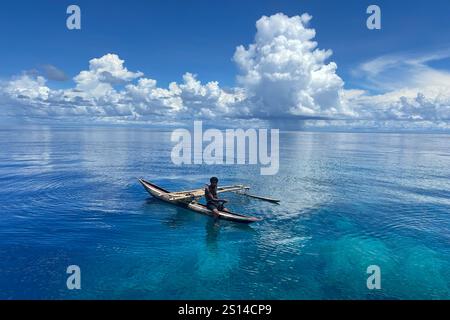 Sie wohnen auf den Vitu-Inseln in ihren traditionellen Kanus, Lama Anchorage, New Britain, Papua-Neuguinea Stockfoto