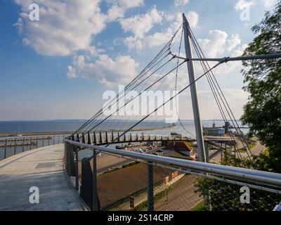 Fußgängerbrücke Sassnitz, Hängebrücke mit Blick über Hafen und Ostsee, Insel Rügen, Mecklenburg-Vorpommern, Deutschland Stockfoto