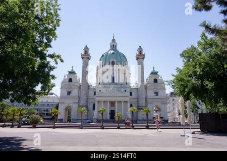 WIEN, ÖSTERREICH - 29. JULI 2021: Karlskirche auf dem Wiener Karlsplatz und Palmen Stockfoto