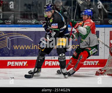 Kampf um den Puck / Zweikampf zwischen Yannick Veilleux (Eisbaeren Berlin, #38) und Riley McCourt (Augsburger Panther, #72). Deutschland, Augsburger Panther vs. Eisbaeren Berlin, Eishockey, DEL, 32. Spieltag, Saison 2024/2025, 30.12.2024. Foto: Eibner-Pressefoto/Heike Feiner Stockfoto