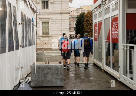 Triest, Italien - 9. Oktober 2024: Eine Gruppe von vier Wanderern mit Rucksäcken, die auf den Ständen der 56. Barcolana spazieren Stockfoto