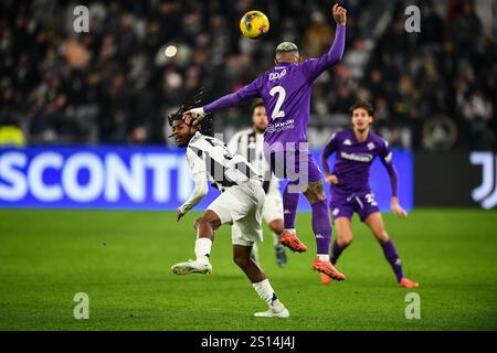 Juventus’ Samuel Mbangula kämpft um den Ball mit Fiorentina’s Dodo während des Spiels der Serie A zwischen Juventus FC und ACF Fiorentina bei Allianz Stadi Stockfoto