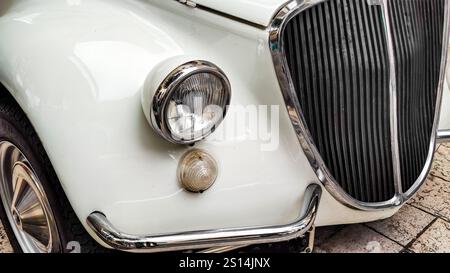 Oldtimer-Nahaufnahme mit Scheinwerfer und Kühlergrill Stockfoto
