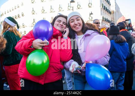 Madrid, Spanien. Dezember 2024 30. Die Menschen trinken 12 Trauben während der Preuvas als Probe der 12 Silvesterglocken in der Puerta del Sol am 31. Dezember 2024 in Madrid, Spanien. Quelle: SIPA USA/Alamy Live News Stockfoto