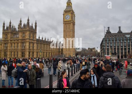 London, England, Großbritannien. Dezember 2024 31. Die Menschenmassen versammeln sich auf der geschlossenen Westminster Bridge vor dem Silvesterfeuerwerk, das stattfinden wird, da mehrere Feierlichkeiten in Großbritannien aufgrund des Wetters abgesagt werden. (Kreditbild: © Vuk Valcic/ZUMA Press Wire) NUR REDAKTIONELLE VERWENDUNG! Nicht für kommerzielle ZWECKE! Stockfoto