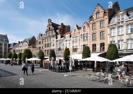 „Oude Markt“ (alter Marktplatz) im Zentrum der belgischen Stadt Leuven mit historischen Fassaden und Restaurants Stockfoto
