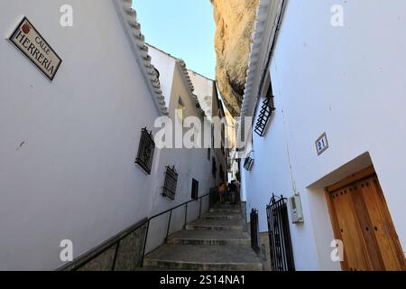 Häuser in den Felsen in der Straße Calle herreria, Stadt Setenil de las Bodegas, Provinz Cadiz, Spanien. Stockfoto