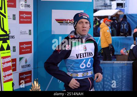 Garmisch Partenkirchen, Deutschland. Dezember 2024 31. Qualisieger Jan Hoerl (SC Bischofshofen AUT) nach der Qualifikation zum Neujahrsskispringen der 73. Vierschanzentournee in Garmisch-Partenkirchen Credit: dpa/Alamy Live News Stockfoto