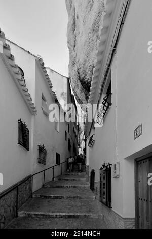 Häuser in den Felsen in der Straße Calle herreria, Stadt Setenil de las Bodegas, Provinz Cadiz, Spanien. Stockfoto