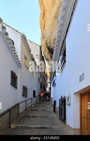 Häuser in den Felsen in der Straße Calle herreria, Stadt Setenil de las Bodegas, Provinz Cadiz, Spanien. Stockfoto