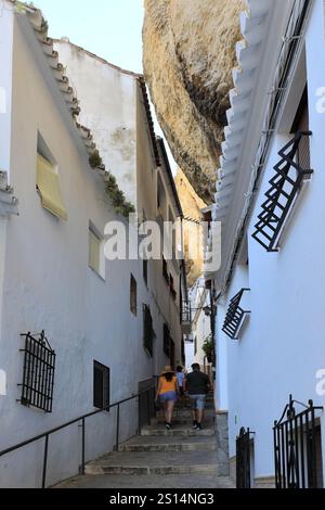 Häuser in den Felsen in der Straße Calle herreria, Stadt Setenil de las Bodegas, Provinz Cadiz, Spanien. Stockfoto