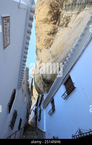 Häuser in den Felsen in der Straße Calle herreria, Stadt Setenil de las Bodegas, Provinz Cadiz, Spanien. Stockfoto