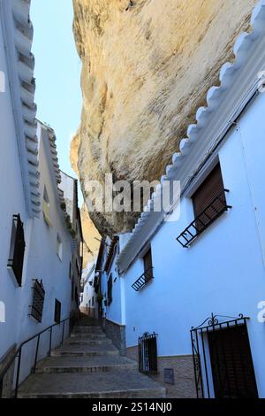 Häuser in den Felsen in der Straße Calle herreria, Stadt Setenil de las Bodegas, Provinz Cadiz, Spanien. Stockfoto