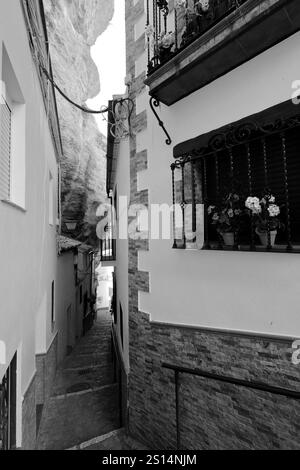 Häuser in den Felsen in der Straße Calle herreria, Stadt Setenil de las Bodegas, Provinz Cadiz, Spanien. Stockfoto