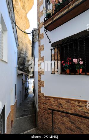 Häuser in den Felsen in der Straße Calle herreria, Stadt Setenil de las Bodegas, Provinz Cadiz, Spanien. Stockfoto