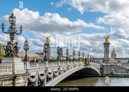 Die berühmte Alexandre III Brücke über die seine, Paris, Frankreich Stockfoto