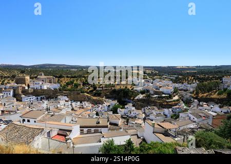 Panoramablick über die Stadt Setenil de las Bodegas, Provinz Cadiz, Spanien. Stockfoto