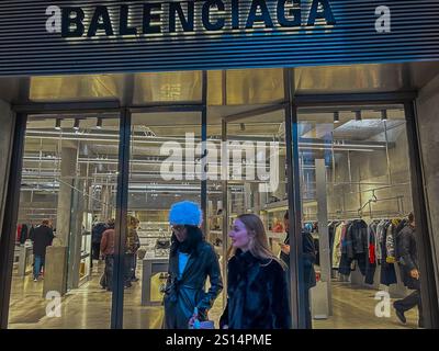 Paris, Frankreich, Touristen Shopping, Luxus Shopping im Geschäft, 'Balenciaga' (Rue de Faubourg Saint Honoré) Ladentür bei Nacht, Damen Exklusiv, Stockfoto