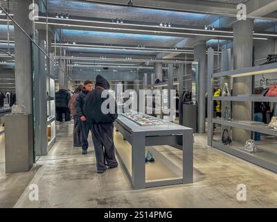 Paris, Frankreich, Touristen Shopping, Luxus Shopping im Geschäft, 'Balenciaga' (Rue de Faubourg Saint Honoré) Modern Retail Interiors, Kering Stockfoto