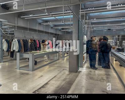 Paris, Frankreich, Touristen Shopping, Luxus Shopping im exklusiven Geschäft, 'Balenciaga' (Rue de Faubourg Saint Honoré) Modern Retail Contemporary, Keri Stockfoto