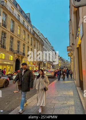 Paris, Frankreich, Gruppe Leute Touristen Shopping, Spaziergang Luxus Shopping Street, Nacht, (Rue de Faubourg Saint Honoré), Stockfoto