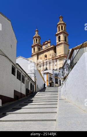 Blick auf die Kirche unserer Lieben Frau von Encarnacion, Stadt Olvera, Provinz Cadiz, Spanien. Stockfoto