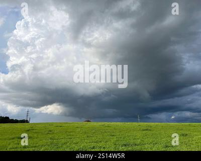 Gewitterwolken sind bei relativ gering bewoelktem Himmel leicht zu erkennen, denn sie tuermen sich kilometerweit in die Höhe. Gewitterwolken sind einfach Stockfoto