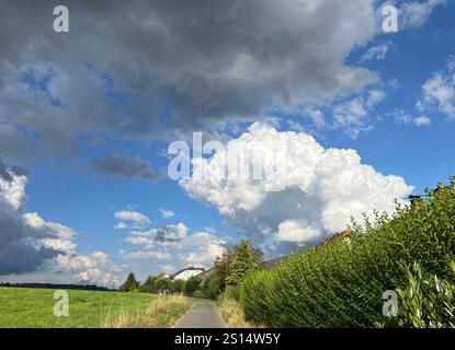 Gewitterwolken sind bei relativ gering bewoelktem Himmel leicht zu erkennen, denn sie tuermen sich kilometerweit in die Höhe. Gewitterwolken sind einfach Stockfoto