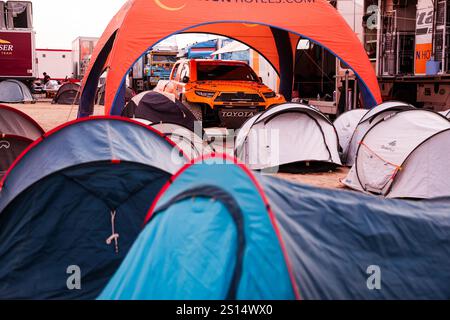 244 WILLEMS Maik (nld), SNIJDERS Marcel (alt), Toyota, Bastion Hotels Dakar Team, Ultimate, Bivouac während der administrativen und technischen Scrutineering der Dakar 2025 vom 1. Bis 2. Januar 2025 im Startcamp - Bisha, Saudi Arabien - Foto Florent Gooden / DPPI Stockfoto