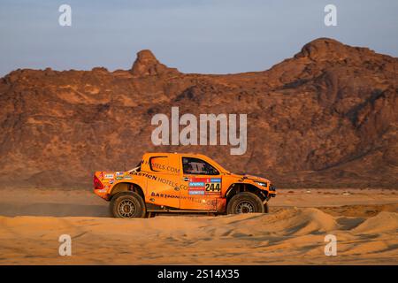 244 WILLEMS Maik (nld), SNIJDERS Marcel (alt), Toyota, Bastion Hotels Dakar Team, Ultimate, Aktion während des administrativen und technischen Scrutineering der Dakar 2025 vom 1. Bis 2. Januar 2025 im Start Camp - Bisha, Saudi Arabien Stockfoto