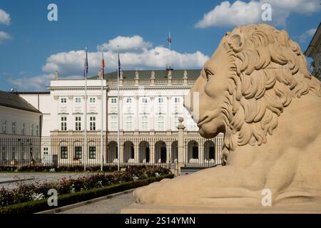 Warschau, Polen. August 2024. Präsidentenpalast, offizielle Residenz des polnischen Staatschefs und Präsidenten, in der Hauptstadt Polens. Polen wird 2025 Präsidentschaftswahlen abhalten. Der derzeitige Präsident Andrzej Duda hat die zweite Amtszeit inne und wird bei den Wahlen 2025 kandidieren. Die wichtigsten bekannten Kandidaten sind: Der derzeitige Bürgermeister von Warszawa Rafal Trzaskowski von der Partei der Bürgerlichen Koalition (KO), der Historiker Karol Nawrocki von der Partei Recht und Gerechtigkeit (PiS), der derzeitige Sprecher der Partei Sejm Szymon Holownia von der Partei TD und Slawomir Mentzen von der Partei der Konföderation Liberty and Independence (KWin). ( Stockfoto