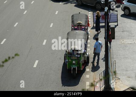 Bangkok, Thailand, 20. November 2024: Tuk Tuk, traditioneller Taxipark am Straßenrand Stockfoto