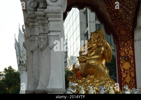 Bangkok, Thailand, 20. November 2024: Goldene Ganesha-Götterstatue vor dem Central World Plaza. Der Elefantenköpfige Gott, der das Symbol des Erfolgs ist. Stockfoto