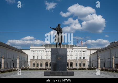 Warschau, Polen. August 2024. Blick auf eine Statue auf dem Präsidentenpalast, einer offiziellen Residenz des polnischen Staatschefs und Präsidenten, in der Hauptstadt Polens. Polen wird 2025 Präsidentschaftswahlen abhalten. Der derzeitige Präsident Andrzej Duda hat die zweite Amtszeit inne und wird bei den Wahlen 2025 kandidieren. Die wichtigsten bekannten Kandidaten sind: Der derzeitige Bürgermeister von Warszawa Rafal Trzaskowski von der Partei der Bürgerlichen Koalition (KO), der Historiker Karol Nawrocki von der Partei Recht und Gerechtigkeit (PiS), der derzeitige Sprecher des Sejm Szymon Holownia von der Partei TD und Slawomir Mentzen von der Konföderation Liberty and I Stockfoto