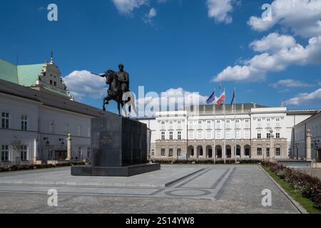 Warschau, Polen. August 2024. Blick auf eine Statue auf dem Präsidentenpalast, einer offiziellen Residenz des polnischen Staatschefs und Präsidenten, in der Hauptstadt Polens. Polen wird 2025 Präsidentschaftswahlen abhalten. Der derzeitige Präsident Andrzej Duda hat die zweite Amtszeit inne und wird bei den Wahlen 2025 kandidieren. Die wichtigsten bekannten Kandidaten sind: Der derzeitige Bürgermeister von Warszawa Rafal Trzaskowski von der Partei der Bürgerlichen Koalition (KO), der Historiker Karol Nawrocki von der Partei Recht und Gerechtigkeit (PiS), der derzeitige Sprecher des Sejm Szymon Holownia von der Partei TD und Slawomir Mentzen von der Konföderation Liberty and I Stockfoto
