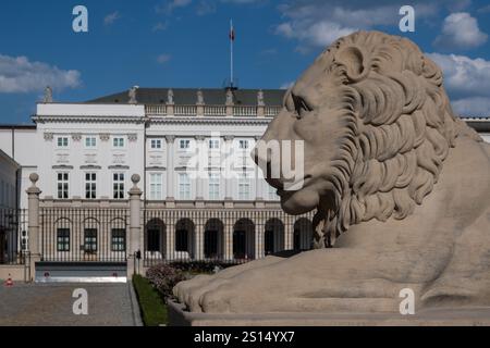 Warschau, Polen. August 2024. Präsidentenpalast, offizielle Residenz des polnischen Staatschefs und Präsidenten, in der Hauptstadt Polens. Polen wird 2025 Präsidentschaftswahlen abhalten. Der derzeitige Präsident Andrzej Duda hat die zweite Amtszeit inne und wird bei den Wahlen 2025 kandidieren. Die wichtigsten bekannten Kandidaten sind: Der derzeitige Bürgermeister von Warszawa Rafal Trzaskowski von der Partei der Bürgerlichen Koalition (KO), der Historiker Karol Nawrocki von der Partei Recht und Gerechtigkeit (PiS), der derzeitige Sprecher der Partei Sejm Szymon Holownia von der Partei TD und Slawomir Mentzen von der Partei der Konföderation Liberty and Independence (KWin). ( Stockfoto