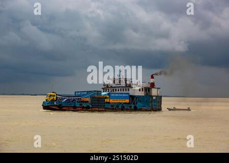 26. Juli 2019, Munshiganj, Bangladesch: Eine Fähre fährt unter bewölktem Himmel auf dem Padma River. Stockfoto