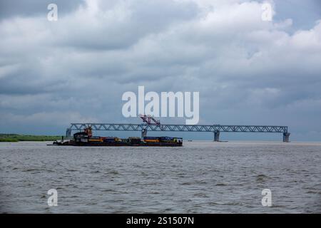 26. Juli 2019, Munshiganj, Bangladesch: Eine Fähre fährt unter bewölktem Himmel auf dem Padma River. Stockfoto