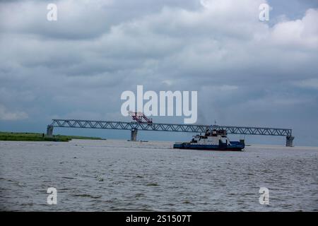 26. Juli 2019, Munshiganj, Bangladesch: Eine Fähre fährt unter bewölktem Himmel auf dem Padma River. Stockfoto