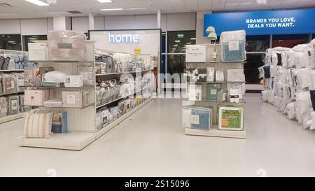 Toronto, ON, Kanada - 20. Dezember 2024: Regalansicht mit der Wohneinrichtung und Haushaltsartikeln. Stockfoto