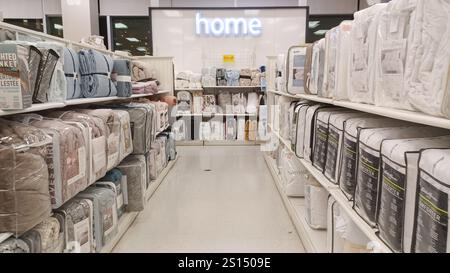 Toronto, ON, Kanada - 20. Dezember 2024: Regalansicht mit der Wohneinrichtung und Haushaltsartikeln. Stockfoto