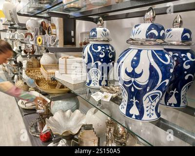 Toronto, ON, Kanada - 20. Dezember 2024: Regalansicht mit der Wohneinrichtung und Haushaltsartikeln. Stockfoto