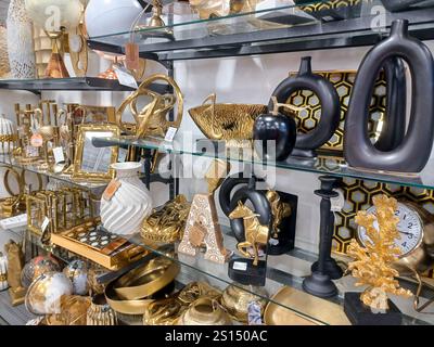 Toronto, ON, Kanada - 20. Dezember 2024: Regalansicht mit der Wohneinrichtung und Haushaltsartikeln. Stockfoto